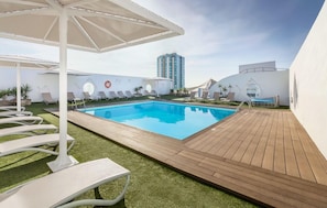 Outdoor pool, open 9:00 AM to 8:00 PM, pool umbrellas, sun loungers - Hotel Lancelot (Arrecife)