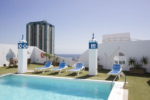 Una piscina al aire libre (de 09:00 a 20:00), sombrillas, tumbonas