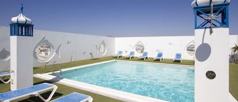 야외 수영장, 09:00 ~ 20:00 오픈, 수영장 파라솔, 일광욕 의자