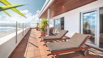 Minibar, bureau, rideaux occultants, fer et planche Ă repasser