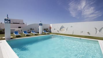 Udendørs pool, åben fra kl. 09.00 til kl. 20.00, parasoller, liggestole