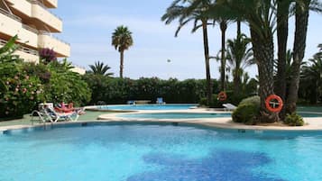2 piscines extérieures