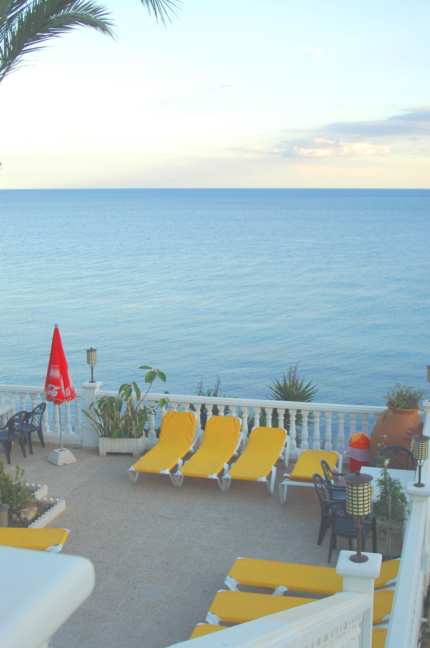 Una piscina al aire libre, sillones reclinables de piscina