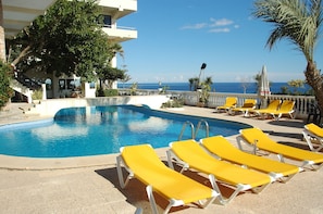 Outdoor pool, pool loungers - Hotel Masa International (Torrevieja)