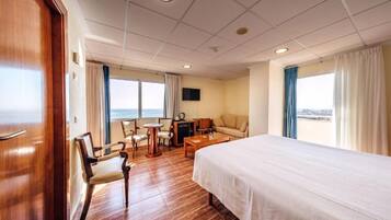 Een minibar, een bureau, gratis wifi, beddengoed