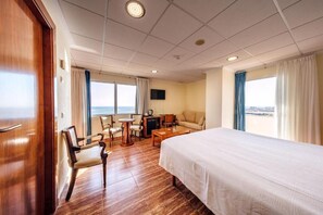 Minibar, Schreibtisch, kostenloses WLAN, Bettwäsche