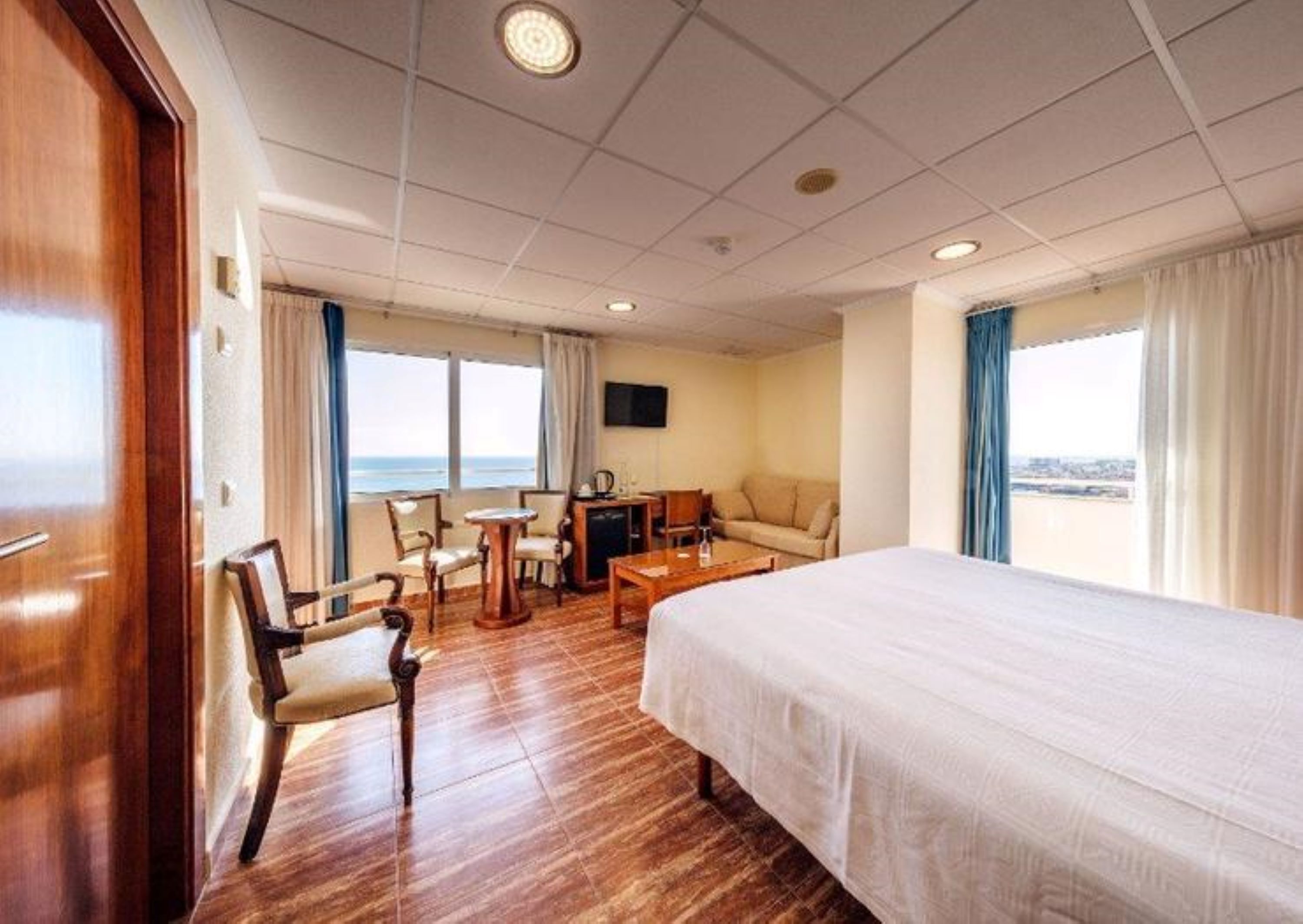 Minibar, desk, free WiFi, bed sheets