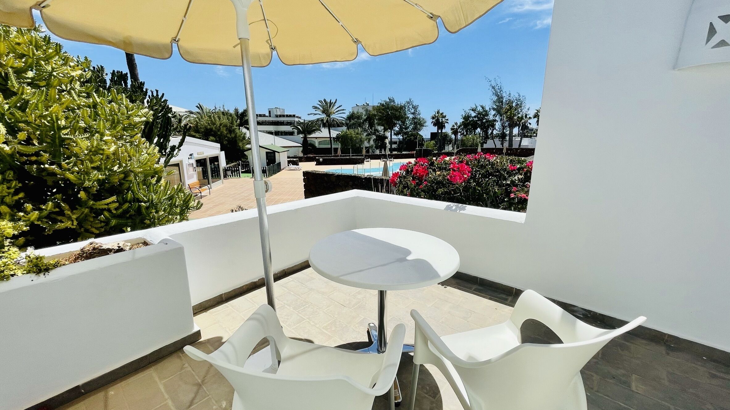 Caja de seguridad en la habitación y escritorio 