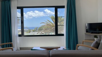 Apartamento superior | Zona de estar | Smart TV de 43 pulgadas con canales por satélite, libros