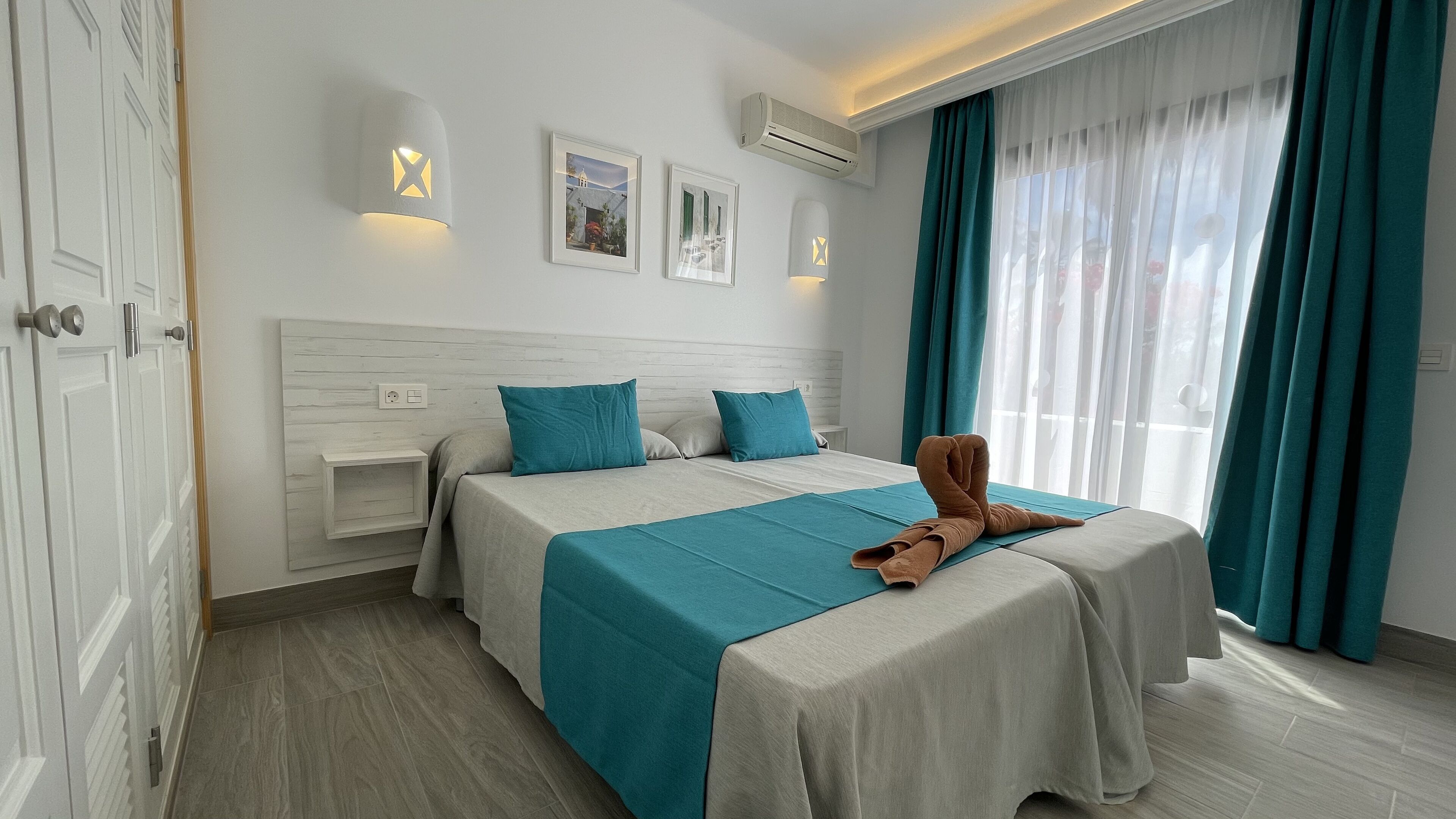 Douche, douche à « effet pluie », sèche-cheveux, serviettes fournies