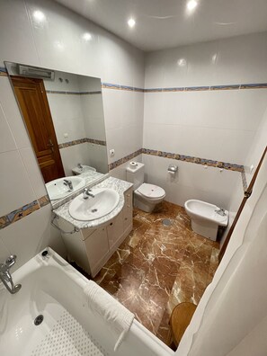 Tab mandi rendaman dalam, lantai dipanaskan, tuala disediakan 