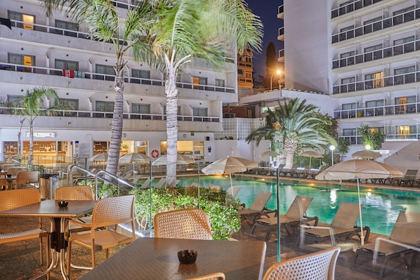 Poolside bar