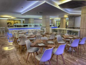 2 restaurants, serveren ontbijt, lunch, diner, internationale gerechten