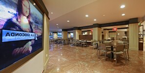 Un restaurant spacieux doté d’un sol en marbre poli et de mobilier moderne.