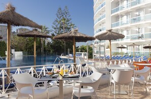 2 bars, bar en bord de piscine