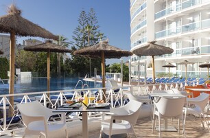 2 bares y bar junto a la piscina