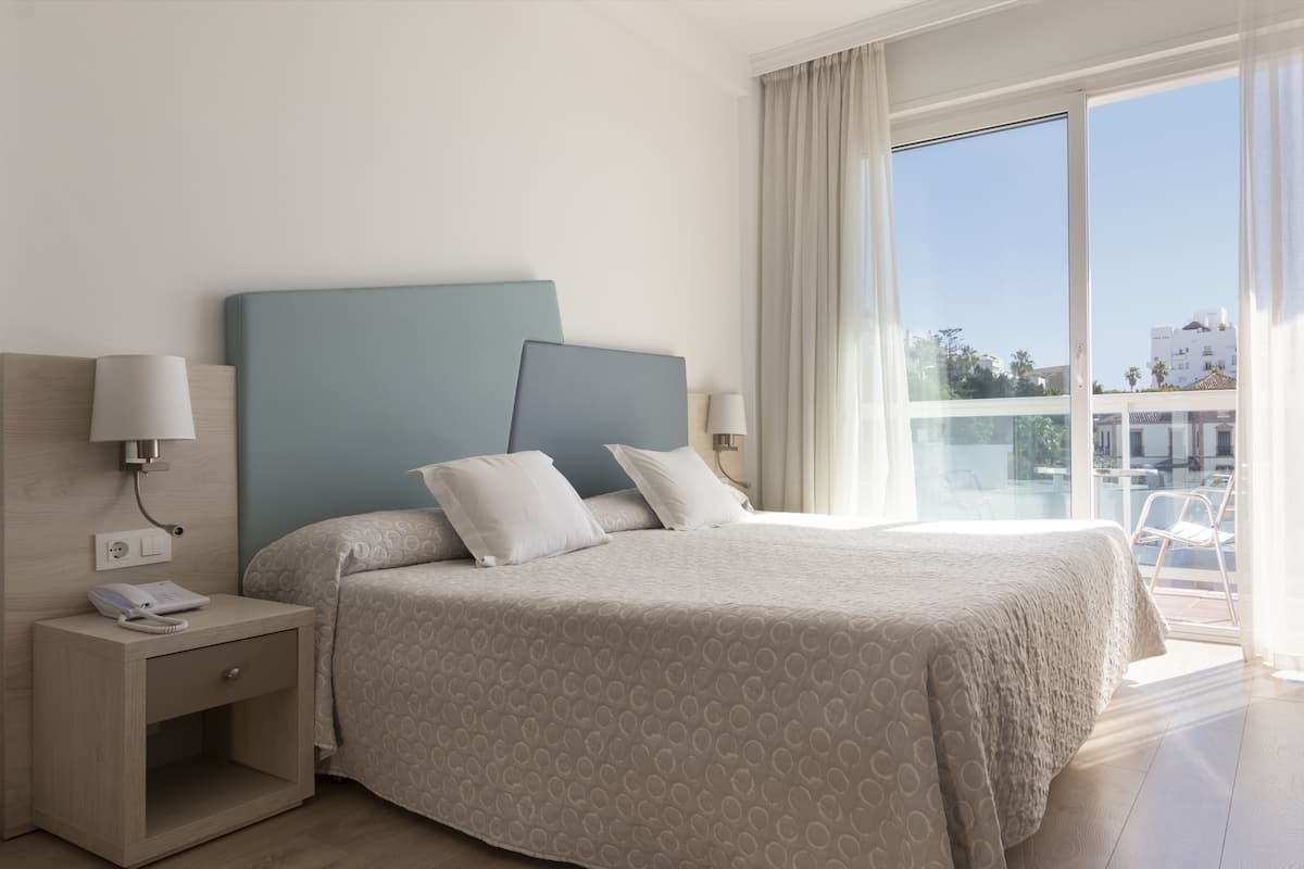 In-room safe, WiFi (surcharge), bed sheets