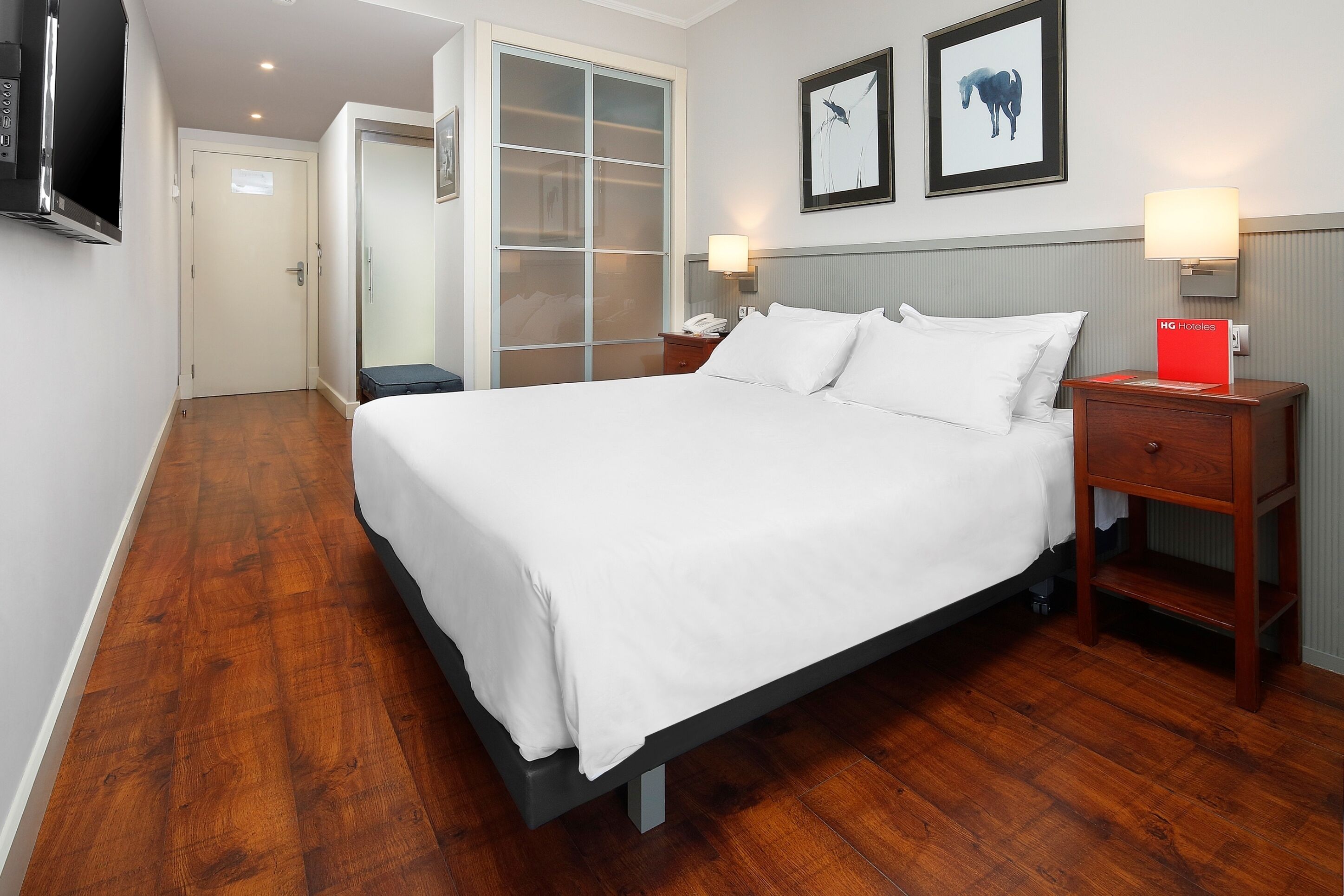 1 bedroom, desk, free cots/infant beds