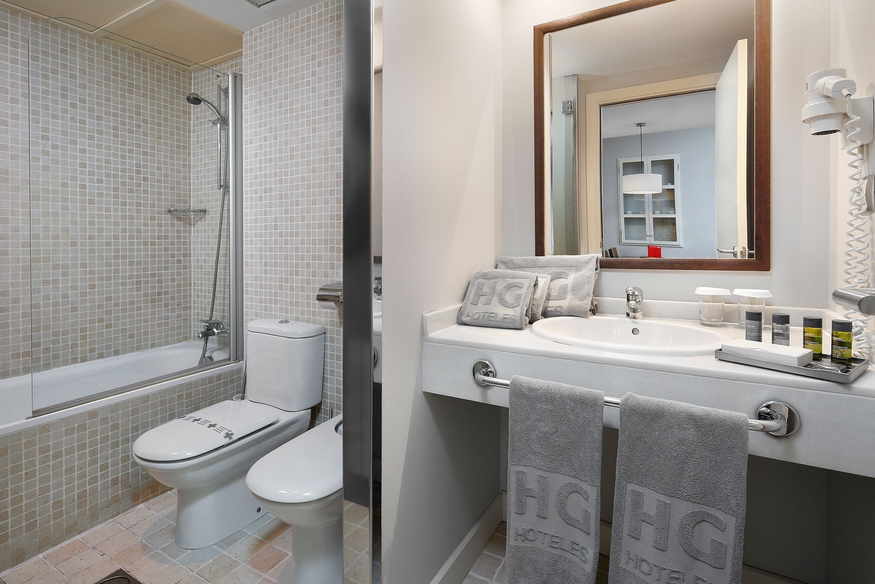 combined shower/bathtub, hair dryer, towels