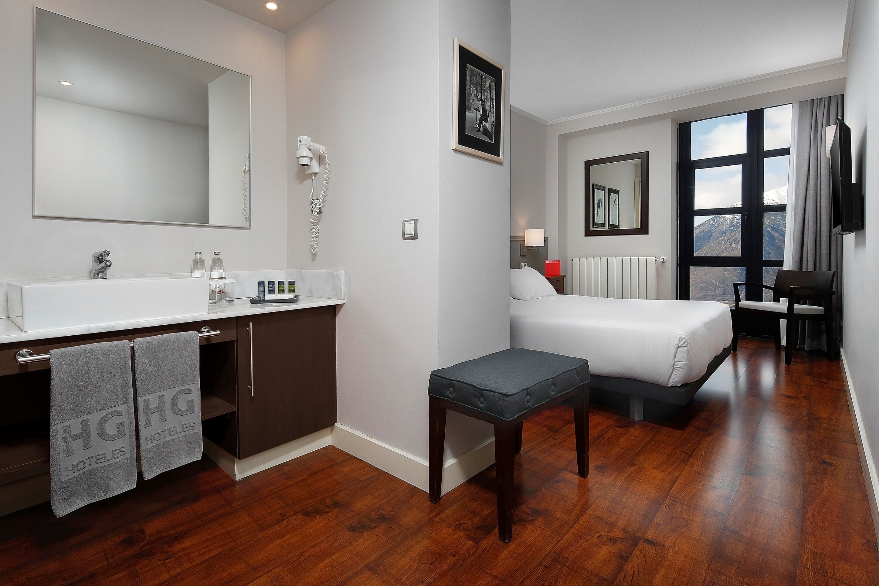 1 bedroom, desk, free cots/infant beds