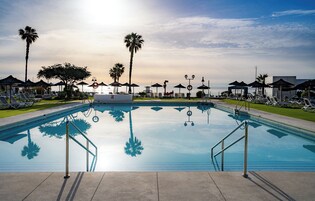 季节性开放的室外游泳池，日光浴躺椅