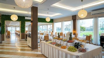 Se sirven desayunos, almuerzos y cenas; cocina mediterránea
