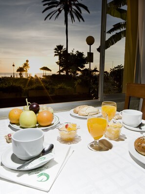 Breakfast, lunch, dinner served; Mediterranean cuisine - Hotel La Barracuda (Torremolinos)