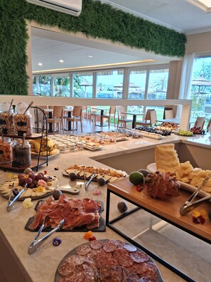 Ze serveren er ontbijt, lunch en diner 