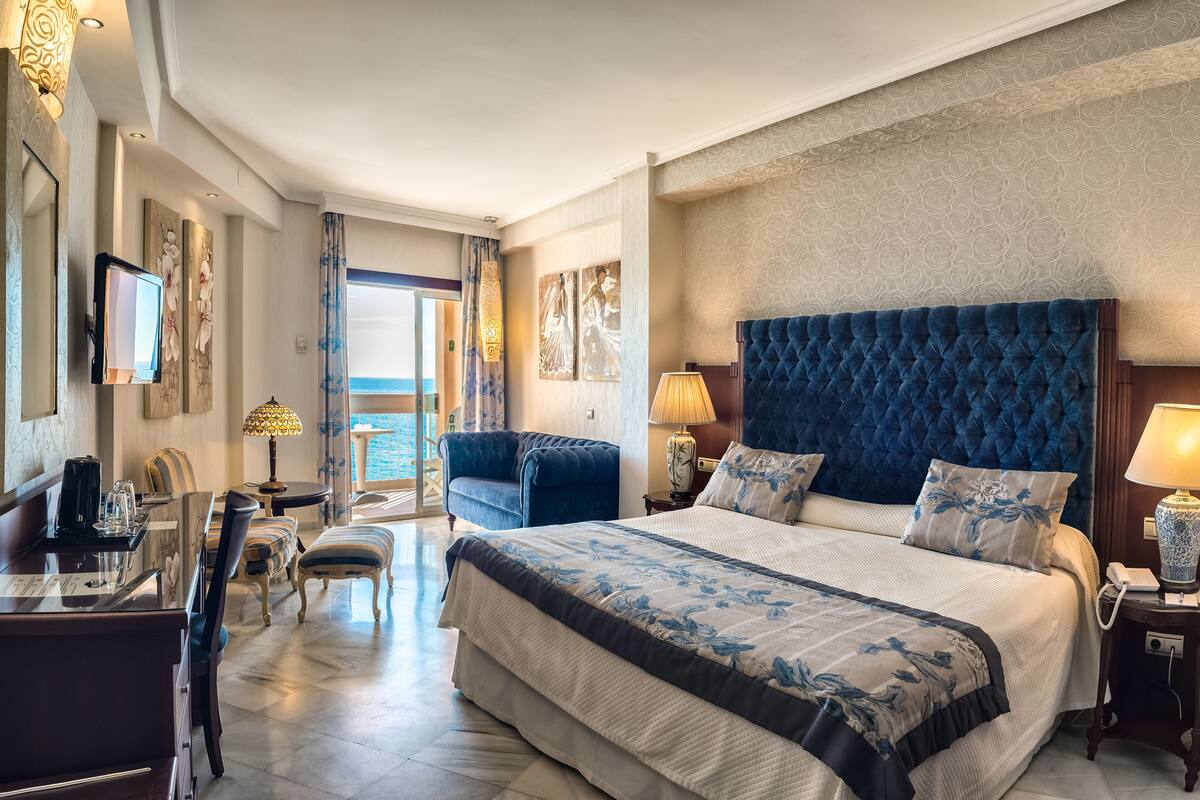 junior suite, balcony, sea view | 1 bedroom, minibar, in-room safe, desk