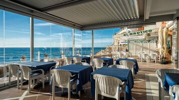 2 restaurants servant le petit déjeuner, spécialités Cuisine locale