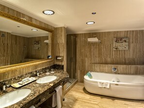Junior Suite, Balcony, Sea View | Bilik Mandi | Pengering rambut, tuala disediakan, sabun, syampu 