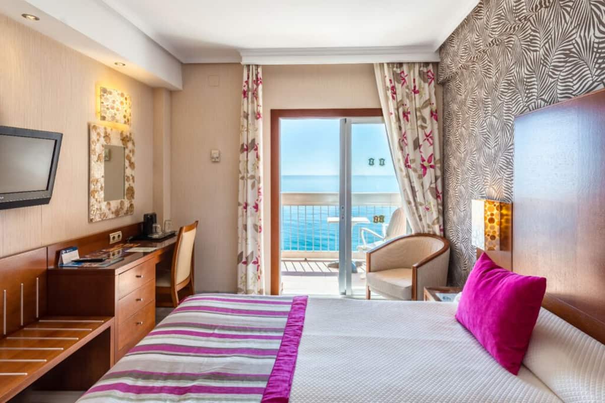 Een minibar, een kluis op de kamer, een bureau, gratis wifi