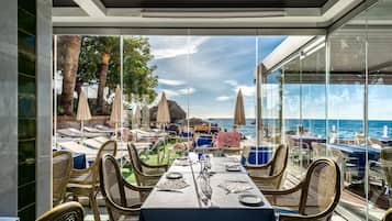 2 restaurants, serveren ontbijt, lunch, diner, lokale gerechten