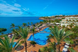 2 piscinas al aire libre, sillones reclinables de piscina