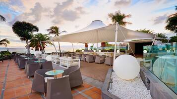 Breakfast and dinner served