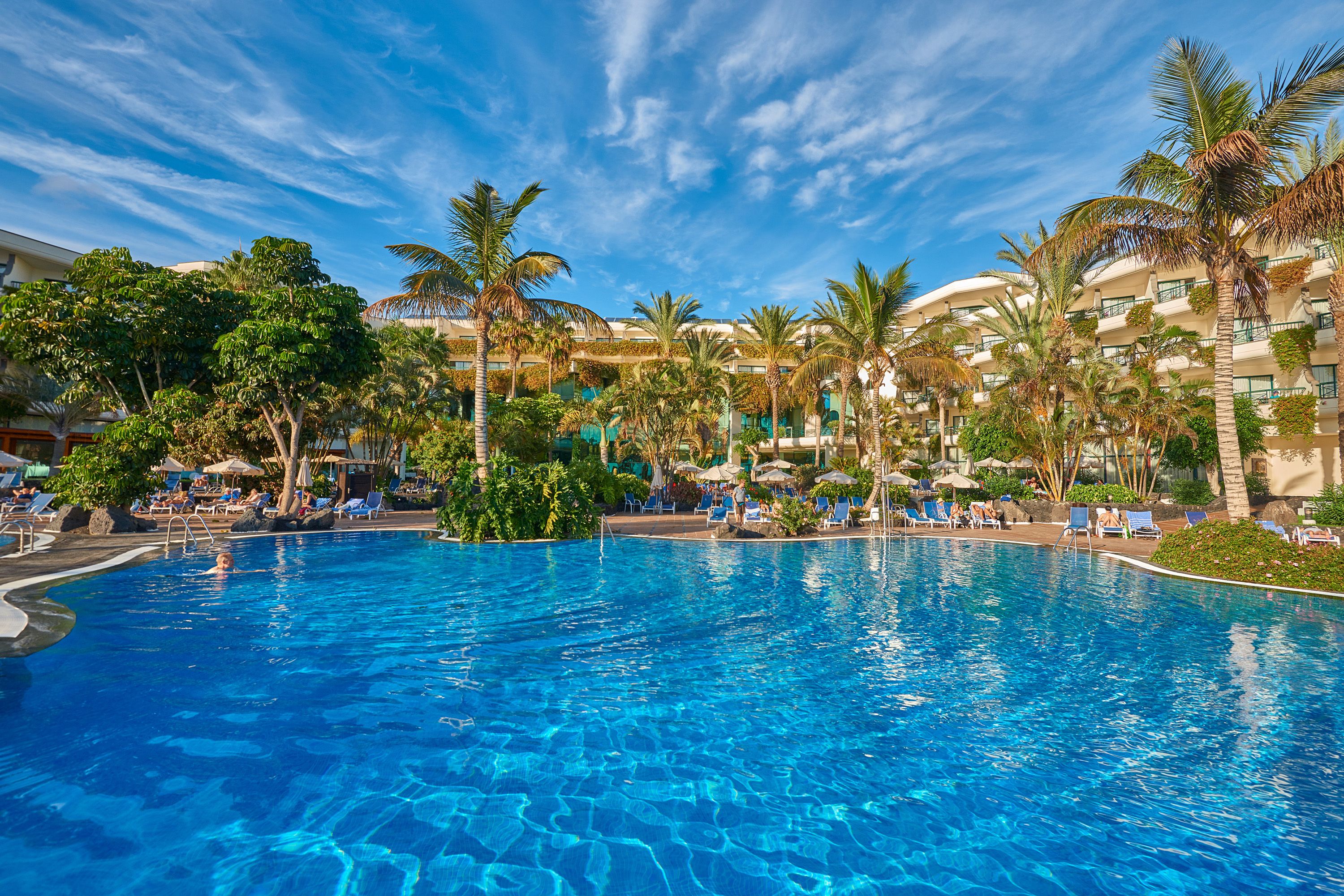 2 outdoor pools, sun loungers