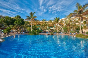 2 outdoor pools, pool loungers