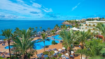 2 kolam renang terbuka, kerusi lepak pantai