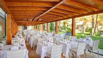 Breakfast and dinner served