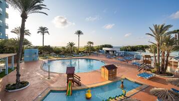 Een binnenzwembad, 2 buitenzwembaden en ligstoelen