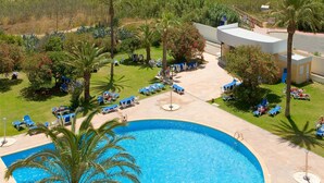 A resort with a swimming pool, beach, and palm trees. - Hotel Playas de Guardamar (Guardamar del Segura)