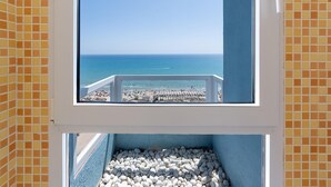 A balcony with a view of the beach and ocean. - Hotel Playas de Guardamar (Guardamar del Segura)