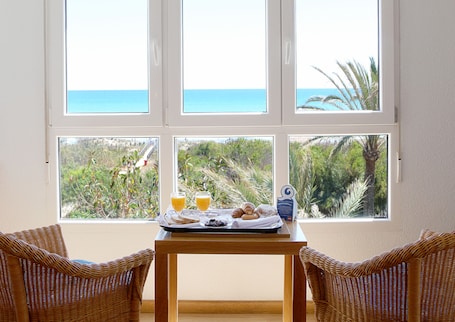 Desk, laptop workspace, free WiFi, bed sheets. Hotel Playas de Guardamar