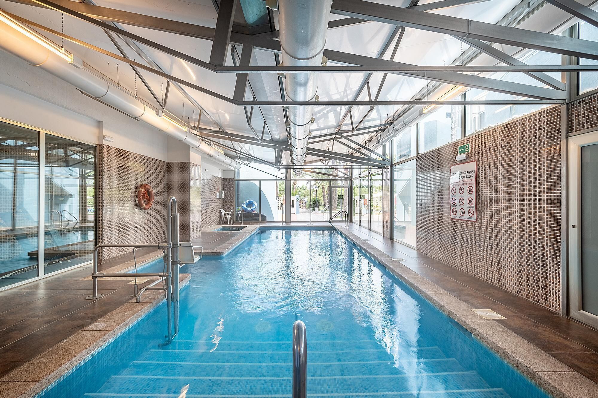 Indoor pool, 2 outdoor pools, pool loungers