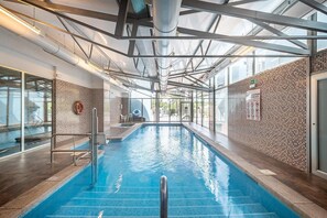 Piscina coberta, 2 piscines a l'aire lliure i gandules 