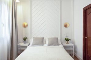 Down comforters, in-room safe, desk, laptop workspace - Hotel Gaudí (Barcelona)