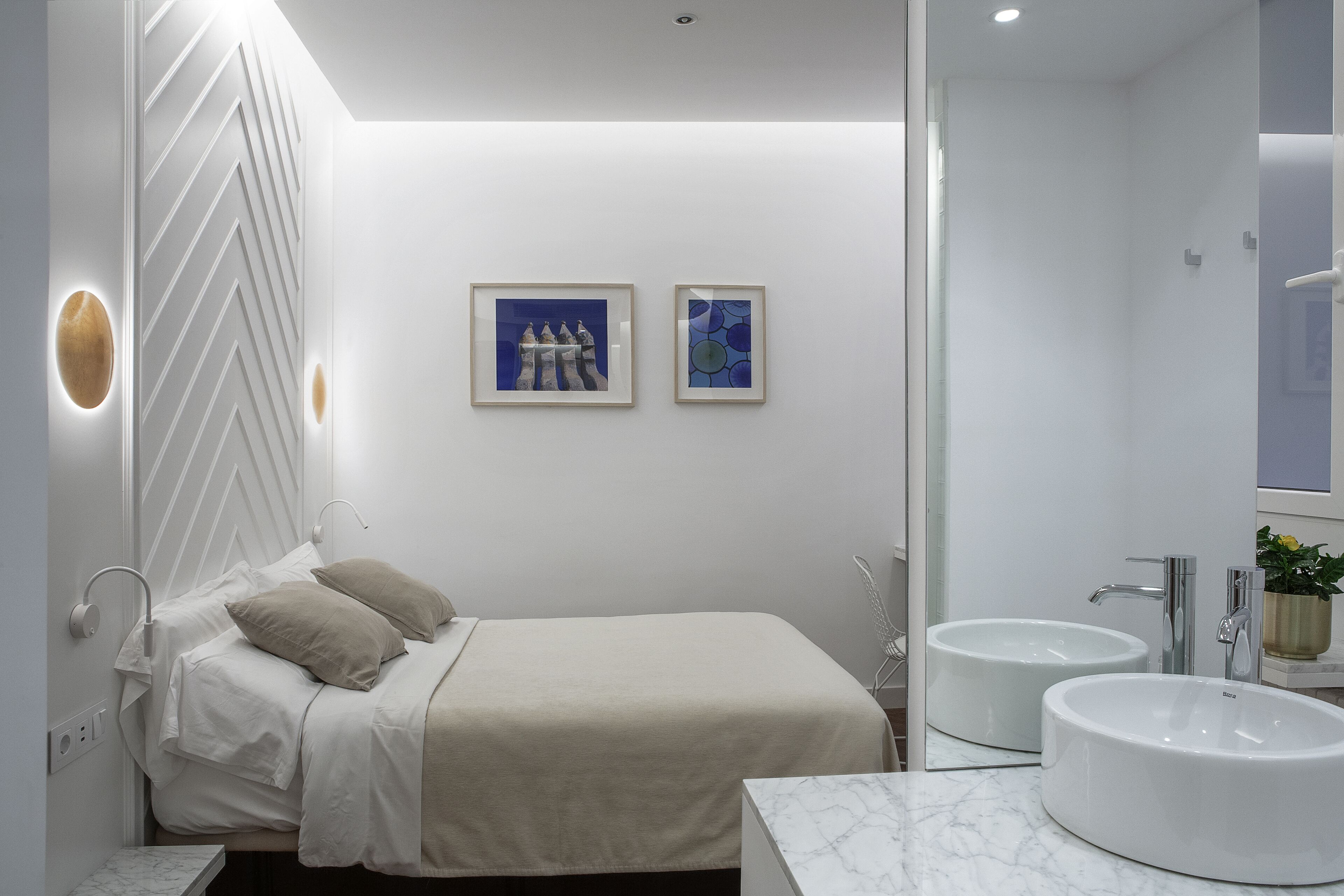 standard double or twin room | down duvets, in-room safe, desk, laptop workspace