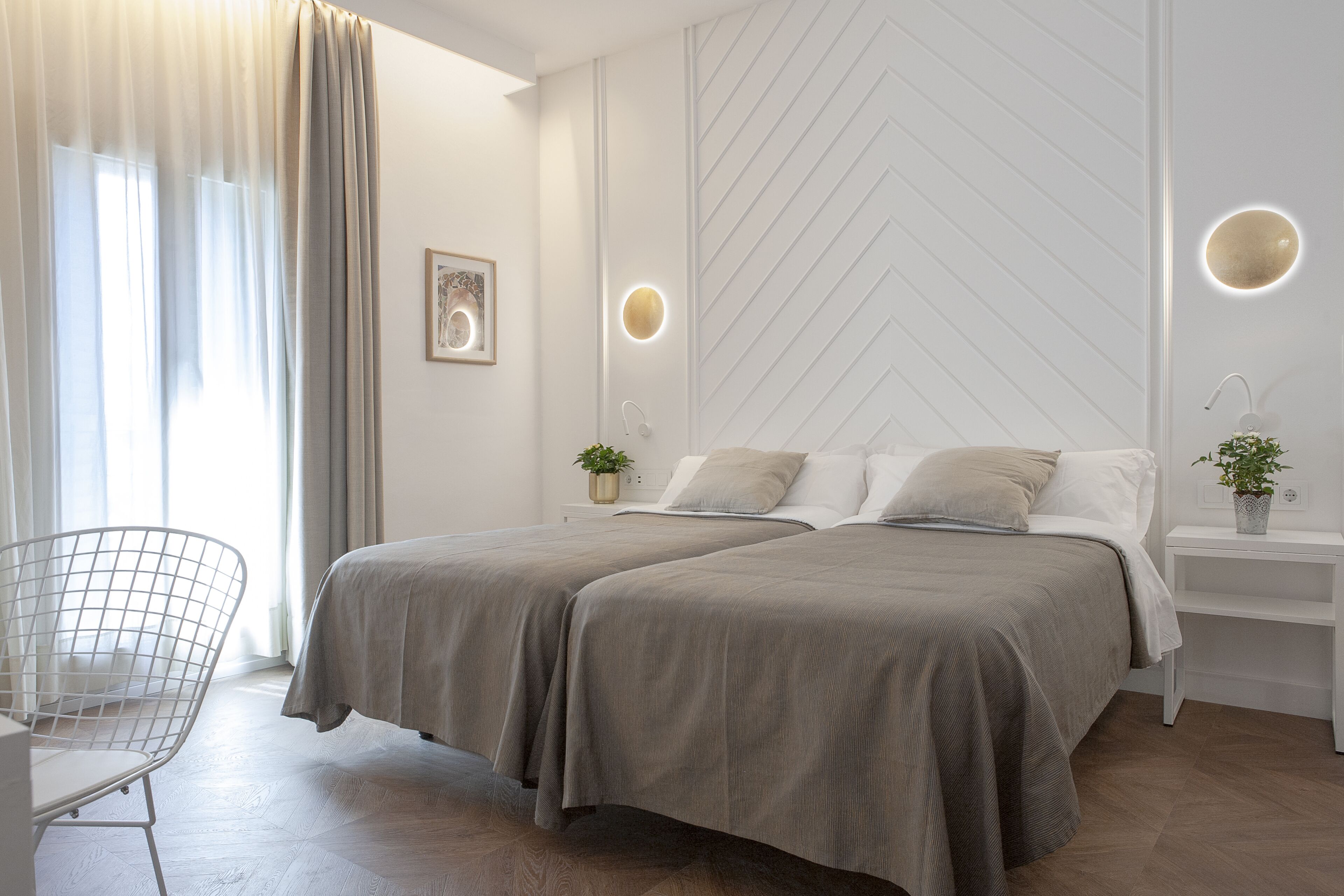 Selimut bulu angsa, brankas, meja kerja, dan ruang kerja ramah laptop