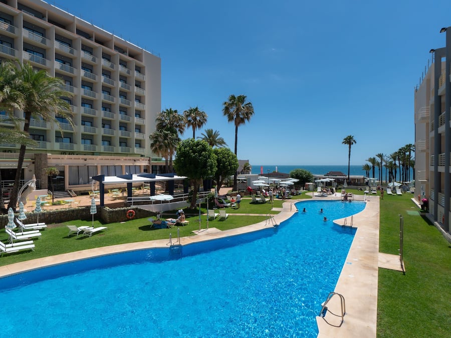 Piscine extérieure, parasols de plage, chaises longues