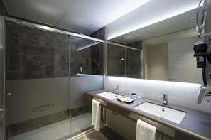 Dusche, kostenlose Toilettenartikel, Haartrockner, Handtücher